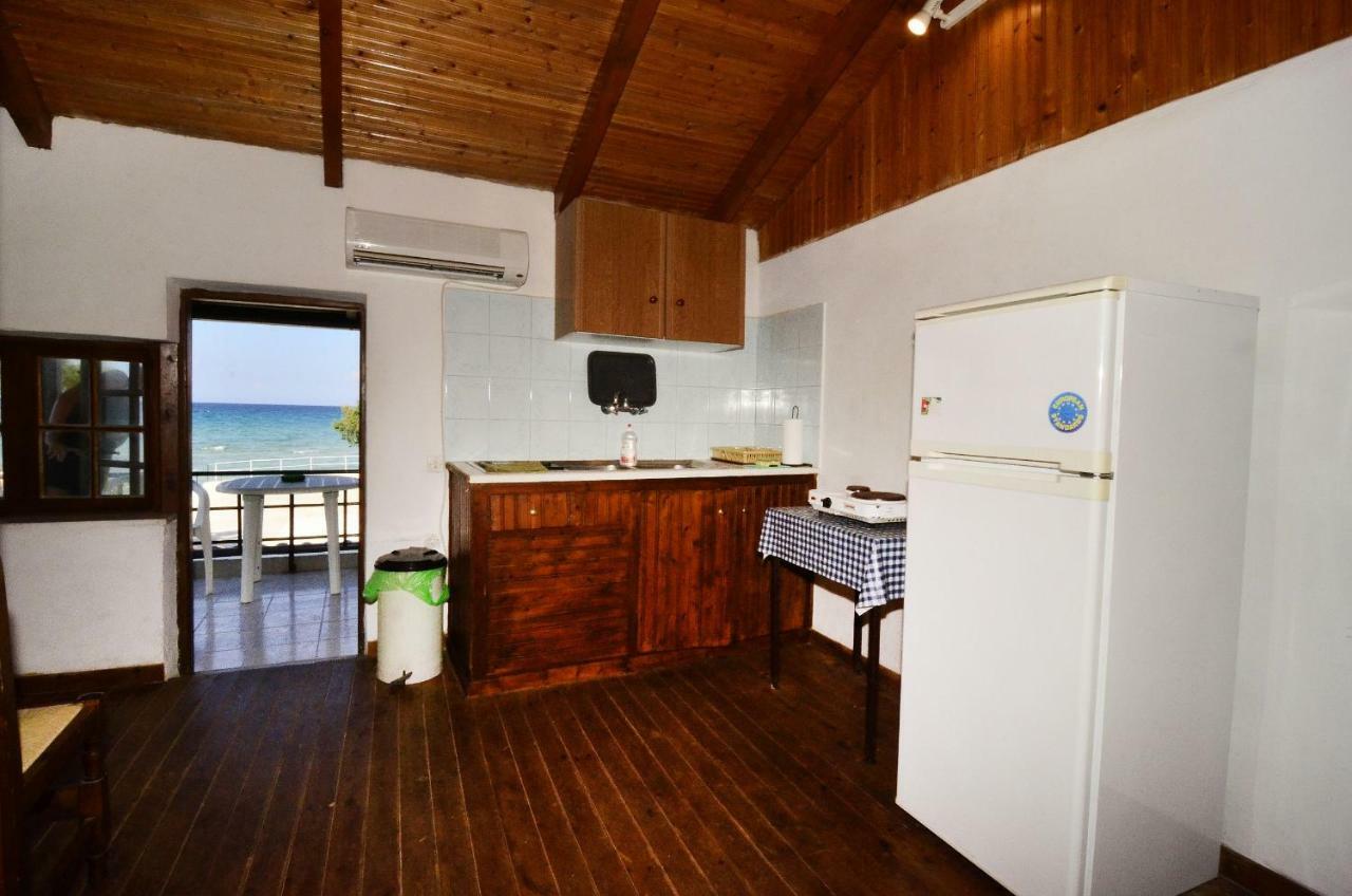 אליקאנאס Oasis Beachfront Studios & Apartments, By Zantewize מראה חיצוני תמונה
